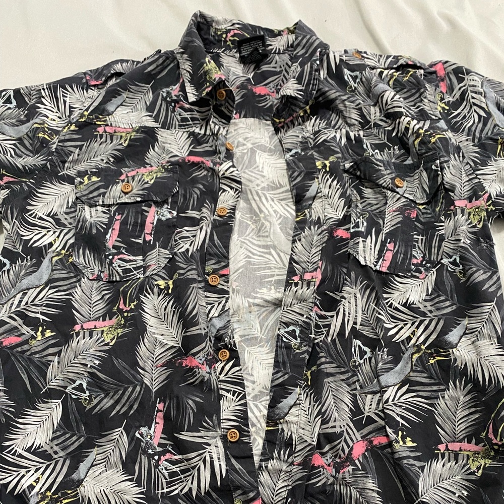 Great shirt preowned no stains smoke free home size medium no buttons missing
